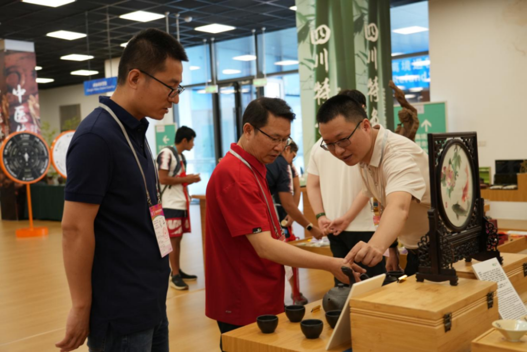 省尊龙凯时集团向导到大运村“有礼在四川”四川特色商品馆调研指导事情